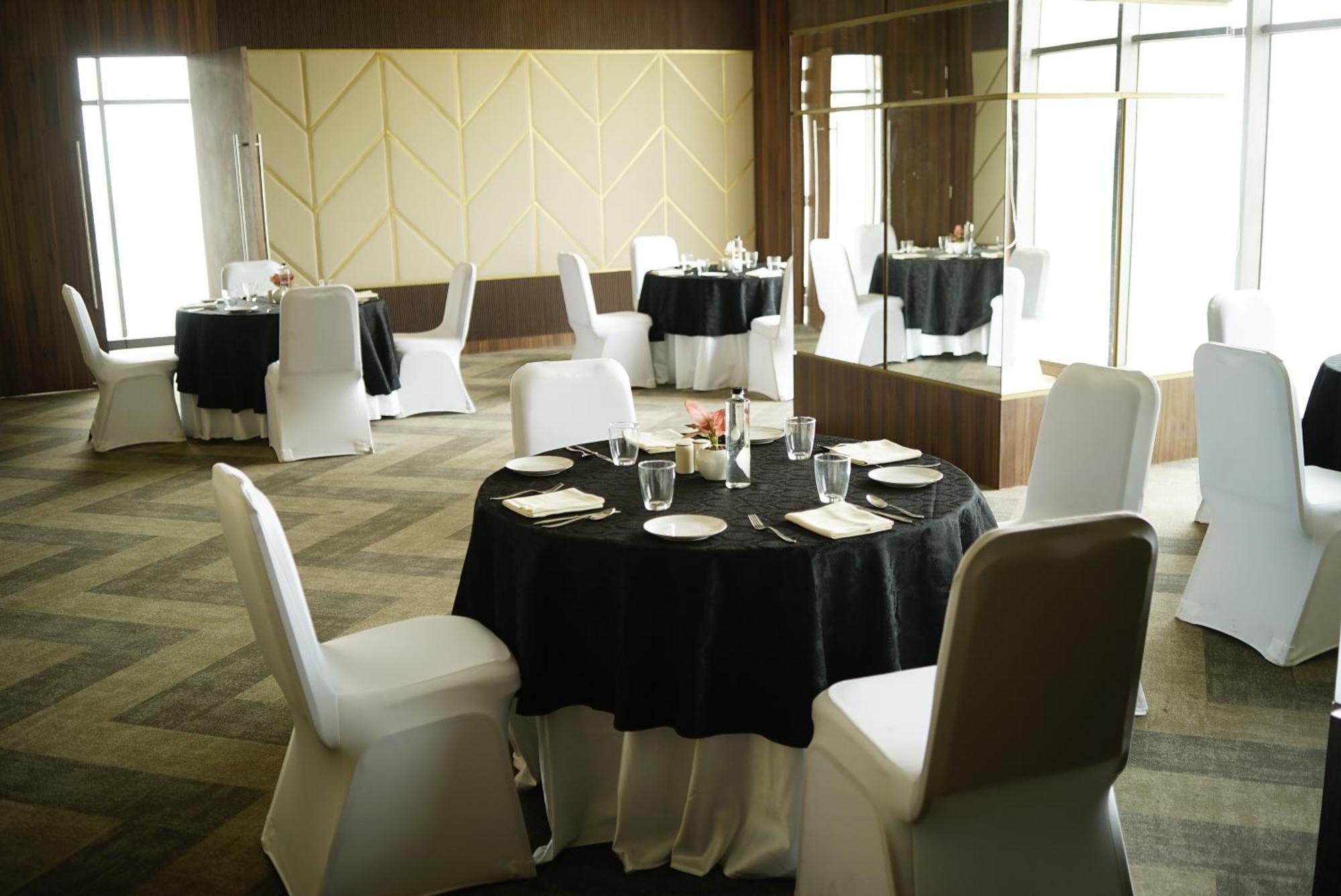 Rhythm Gurugram Hotel & Suites, Sohna Road Gurgaon Dış mekan fotoğraf