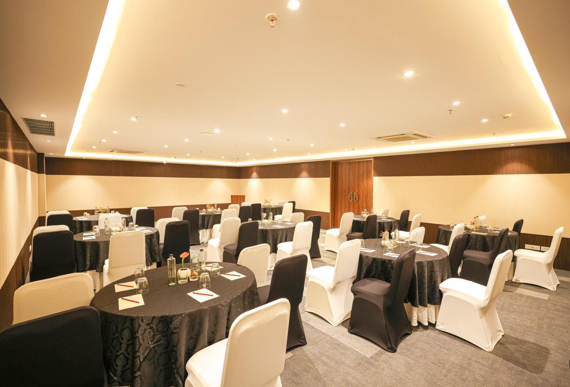 Rhythm Gurugram Hotel & Suites, Sohna Road Gurgaon Dış mekan fotoğraf